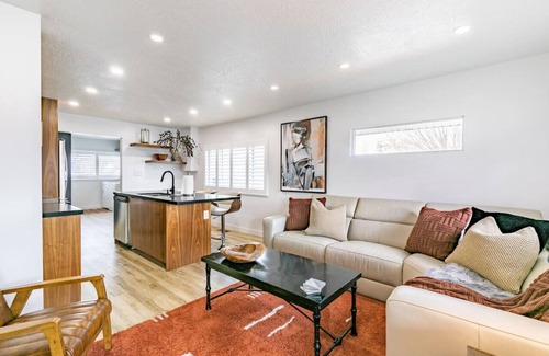 People's Freeway Apartamento | Modern Rustic Stay | Hot Tub | Downtown