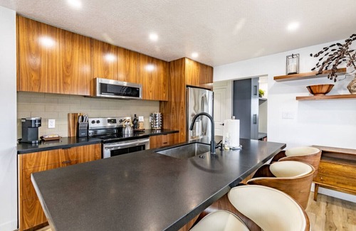 People's Freeway Apartamento | Modern Rustic Stay | Hot Tub | Downtown