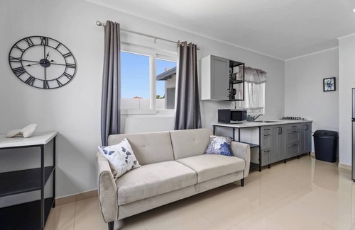 Boroncana Apartamento | Modern Saliña Cerca Retreat | Pool & BBQ Near Beaches