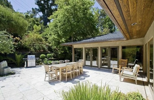 Hillsborough Hills Casa | Modern San Francisco Bay Area home. Close to museums, beaches & zoo