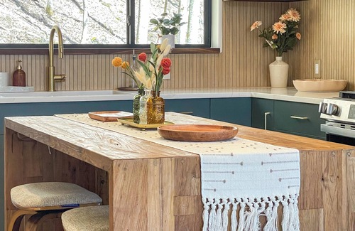 Mars Hill Cabina | Modern Scandinavian style cabin on mountain with 58 acres!