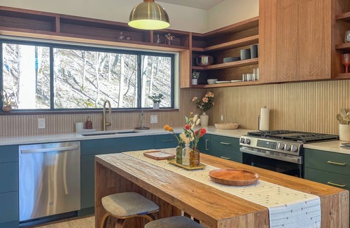 Mars Hill Cabina | Modern Scandinavian style cabin on mountain with 58 acres!