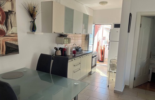 Tomicici Apartamento | Apartamento moderno junto al mar con balcón - Erika,Donja Lastva
