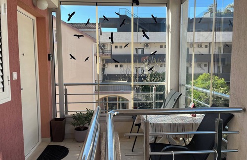 Tomicici Apartamento | Apartamento moderno junto al mar con balcón - Erika,Donja Lastva