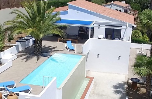 Vall-Llobrega Villa | Villa moderna con vistas al mar y piscina infinita