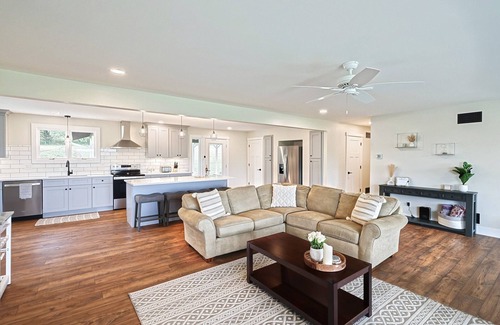 Aspers Casa | Modern, secluded home on an apple orchard with mountain views near Gettysburg