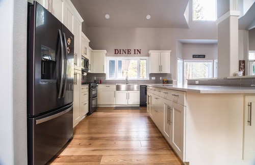 Sisters Casa | Modern Secluded Spacious Home, Family Friendly forest view in Sisters