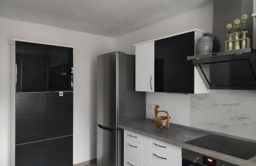 Baunatal Casa | Modern semi-detached house with covered terrace and fenced garden.