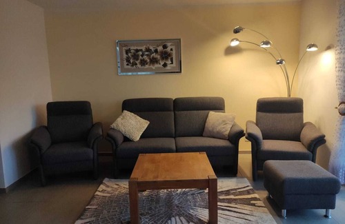 Baunatal Casa | Modern semi-detached house with covered terrace and fenced garden.