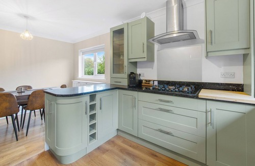 Epsom Apartamento | Modern Serenity in Langley Vale