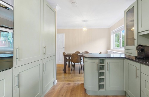 Epsom Apartamento | Modern Serenity in Langley Vale