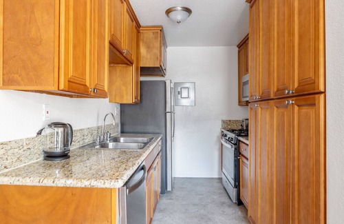 Sherman Oaks Apartamento | Modern Sherman Oaks 2BR w/ Gym, Courtyard, near WF + TJ, by Blueground