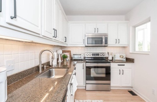 Columbia-Tusculum Casa | Modern Single Family Retreat - City Near!