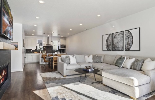 Mountain Green Chalet De Esquí | Modern ski retreat near Snowbasin, FREE SKI PASS. Gas fireplace, pool & hot tub!