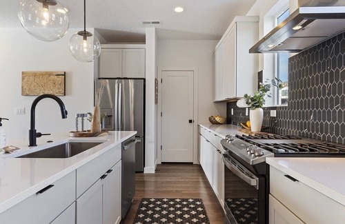 Mountain Green Chalet De Esquí | Modern ski retreat near Snowbasin, FREE SKI PASS. Gas fireplace, pool & hot tub!