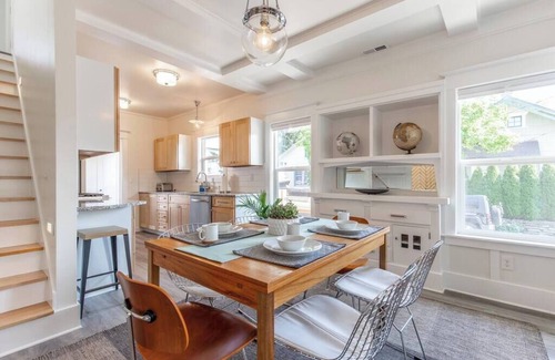 Richmond Casa | Modern, Sleek & Stylish: 2 blocks from Hawthorne!