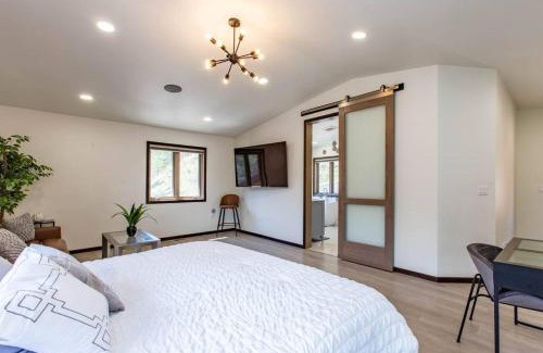 Rapid City Casa | Modern Smart House In The Woods with 2 King BDS 2 BA