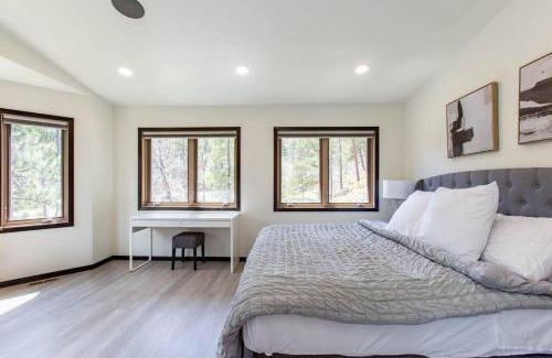 Rapid City Casa | Modern Smart House In The Woods with 2 King BDS 2 BA
