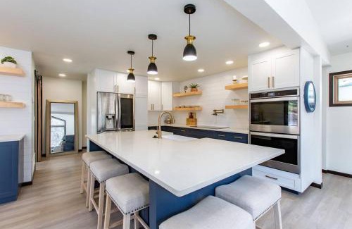 Rapid City Casa | Modern Smart House In The Woods with 2 King BDS 2 BA