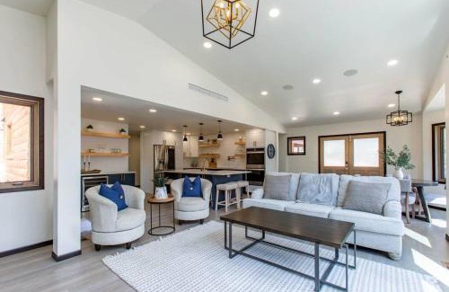 Rapid City Casa | Modern Smart House In The Woods with 2 King BDS 2 BA
