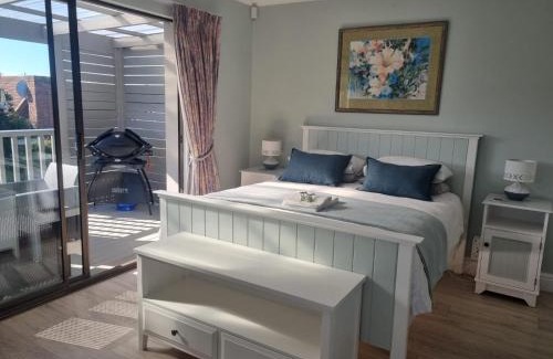 Plettenberg Bay Apartamento | Modern Solar powered 1 bed studio apartment with amazing views