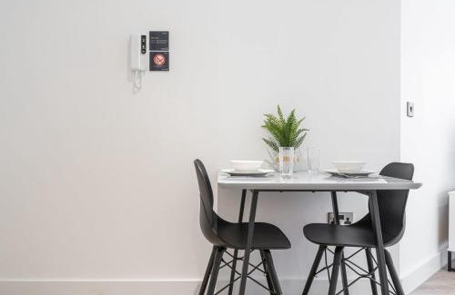Barnt Green Apartamento | Modern Solihull Studio Apartment with Free Parking & Kitchen