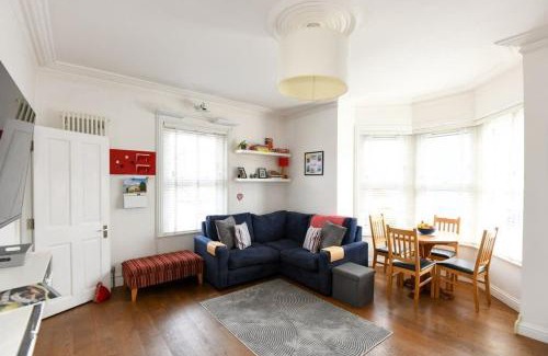 Southville Apartamento | Modern Southville Apartment 5 Min Walk to Centre