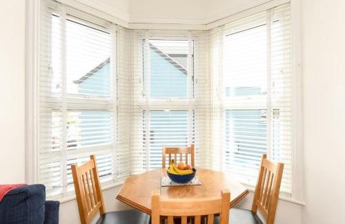 Southville Apartamento | Modern Southville Apartment 5 Min Walk to Centre