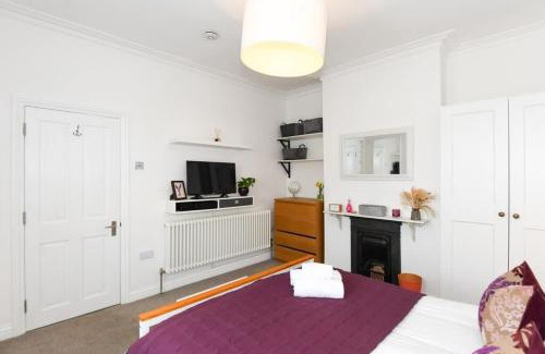 Southville Apartamento | Modern Southville Apartment 5 Min Walk to Centre