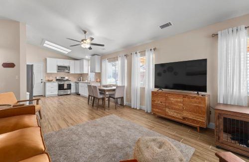Pumpkin Center Casa | Modern Southwest Escape 2 Master Bedrooms