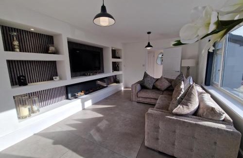 Merthyr Tydfil Casa | Modern & Spacious 5 Bedroom Bungalow with Parking Near Brecon Beacons & Bike Park Wales