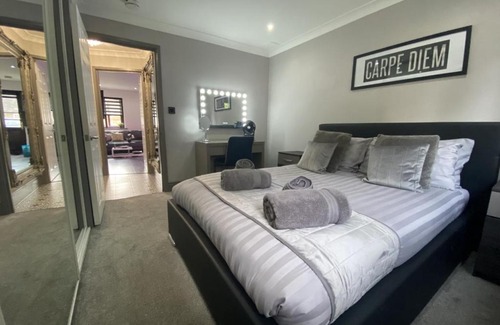 Markhouse Apartamento | Modern Spacious 1 Bed Apartment with Free Parking in Trendy Inner London Suburb 15 mins walk to Victoria Line Underground then 20 mins to Oxford Street "West End of London" or 10 mins walk to Overground and 10 mins to London Liverpool St "City of London"