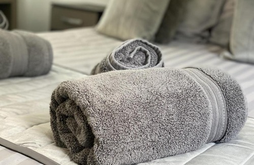 Markhouse Apartamento | Modern Spacious 1 Bed Apartment with Free Parking in Trendy Inner London Suburb 15 mins walk to Victoria Line Underground then 20 mins to Oxford Street "West End of London" or 10 mins walk to Overground and 10 mins to London Liverpool St "City of London"