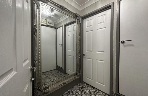 Markhouse Apartamento | Modern Spacious 1 Bed Apartment with Free Parking in Trendy Inner London Suburb 15 mins walk to Victoria Line Underground then 20 mins to Oxford Street "West End of London" or 10 mins walk to Overground and 10 mins to London Liverpool St "City of London"