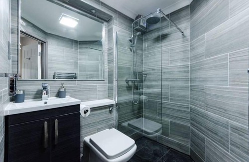 Markhouse Apartamento | Modern Spacious 1 Bed Apartment with Free Parking in Trendy Inner London Suburb 15 mins walk to Victoria Line Underground then 20 mins to Oxford Street "West End of London" or 10 mins walk to Overground and 10 mins to London Liverpool St "City of London"