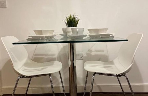 Bordesley Apartamento | Modern Spacious 1 Bed Flat In Birmingham City Centre With Free Parking, Fast Free WiFi And Netflix