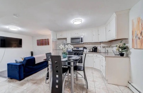 Canarsie Apartamento | Modern spacious 2 BD Getaway in vibrant Canarsie Brooklyn with Parking