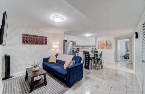Canarsie Apartamento | Modern spacious 2 BD Getaway in vibrant Canarsie Brooklyn with Parking