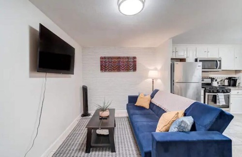 Canarsie Apartamento | Modern spacious 2 BD Getaway in vibrant Canarsie Brooklyn with Parking