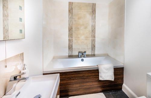 Reading Apartamento | Modern & spacious 2-bed flat with secure parking