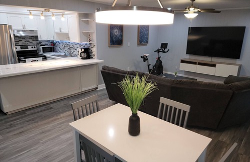 Cypress Gardens Apartamento | Modern spacious 2-bedroom Apartment 1 mile from Legoland. 6-month minimum stay.