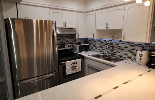 Cypress Gardens Apartamento | Modern spacious 2-bedroom Apartment 1 mile from Legoland. 6-month minimum stay.