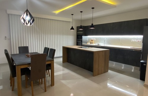 Luqa Apartamento | Modern, Spacious, 3 Bedroom Apartment near Malta Airport Sleeps 7
