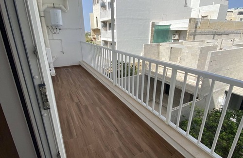 Luqa Apartamento | Modern, Spacious, 3 Bedroom Apartment near Malta Airport Sleeps 7