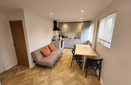 Guildford Casa | Modern, spacious 3BR home in Guildford, sleeps 8
