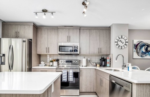 Lethbridge Casa | Modern & Spacious 4-BR, 3.5 Bath, Townhouse