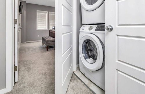 Lethbridge Casa | Modern & Spacious 4-BR, 3.5 Bath, Townhouse