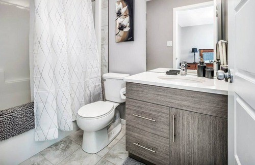 Lethbridge Casa | Modern & Spacious 4-BR, 3.5 Bath, Townhouse