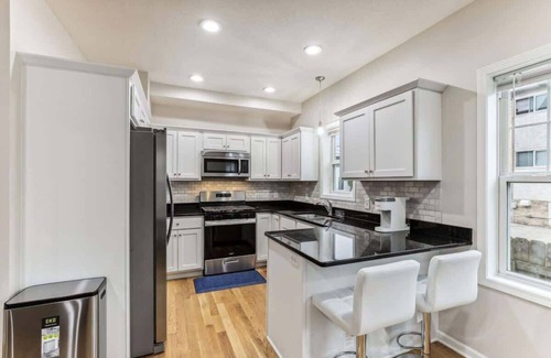 Lyn-Lake Casa | Modern Spacious 5 Bed 4 Bath Home Near Downtown