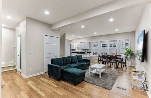Lyn-Lake Casa | Modern Spacious 5 Bed 4 Bath Home Near Downtown